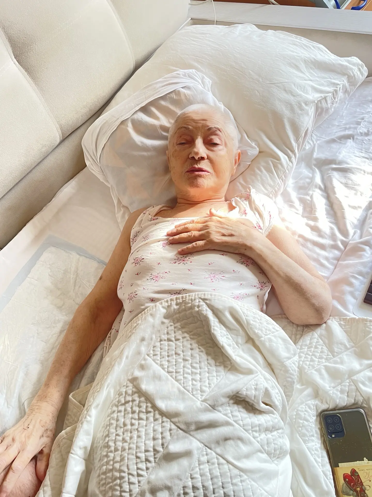 Домашняя фотография: женщина на подушках, рука лежит на груди