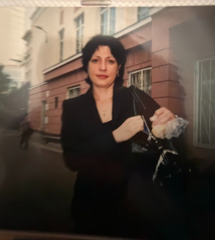 Архивная фотография мамы у здания; Москва, 2002 год — по подписи автора